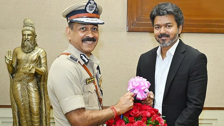 டிஜிபியாக பொறுப்பேற்ற மகேஷ் குமார் அகர்வால், முதல்வர் விஜய்யை சந்தித்து வாழ்த்து!!